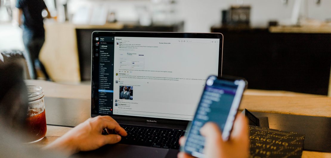 Managing_Multiple_Slack_Workspaces_in_a_Cafe